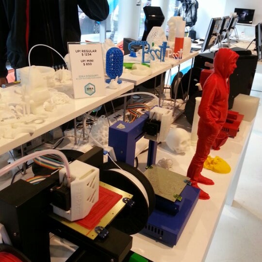 Photo taken at 3DEA: 3D Printing Pop Up Store by Zack K. on 12/18/2012