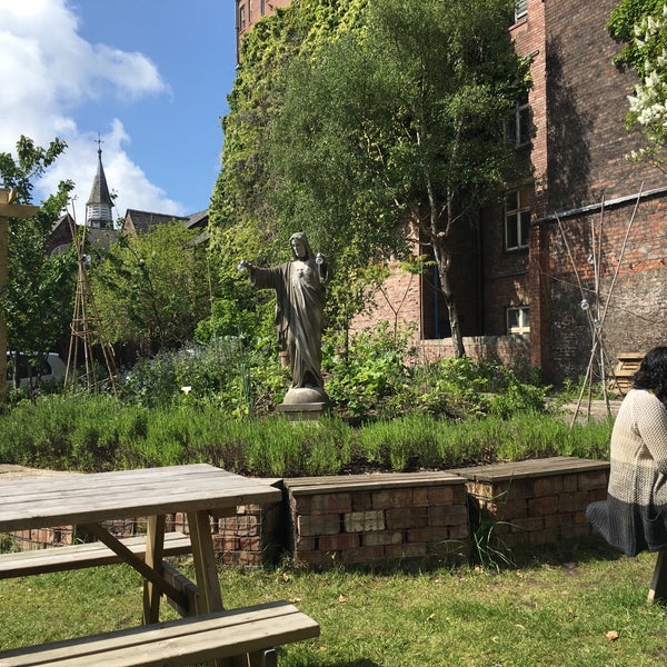 Great burger restaurant in a fantastic setting, definitely worth a visit!