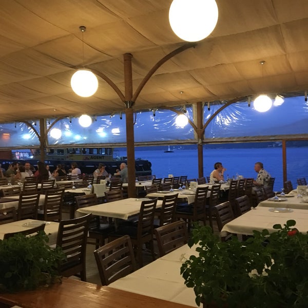 Foto scattata a Iskele Balik Restaurant da Fatih Y. il 7/31/2019