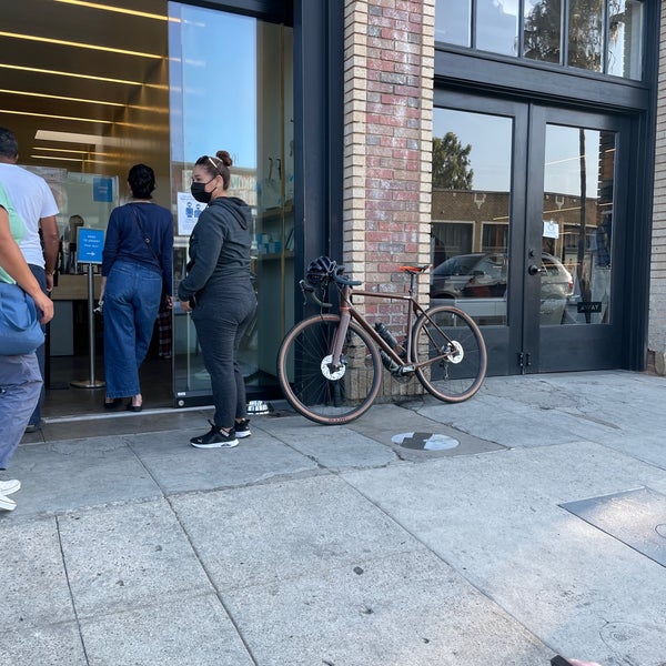 Photo taken at Blue Bottle Coffee by Robert H. on 8/24/2021