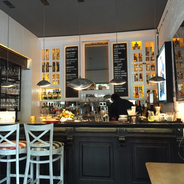 Foto diambil di Café Toscano oleh Enrique O. pada 10/25/2015