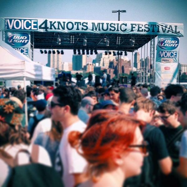Снимок сделан в The Village Voice&#39;s 4Knots Music Festival пользователем Roland L. 7/12/2014