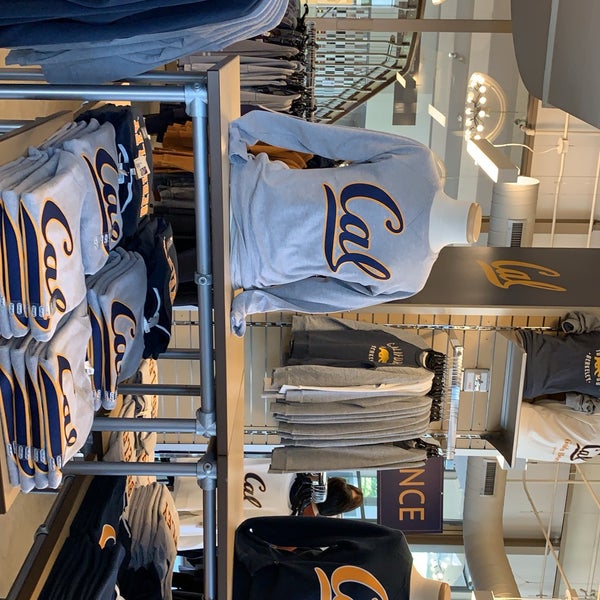 Das Foto wurde bei Cal Student Store von Nenny N. am 7/7/2019 aufgenommen