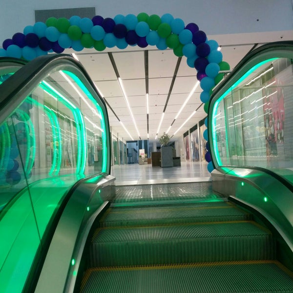Зеленый атриум. Eco mall. Амундсена 63 тц гранат. Экомолл. Торговый центр интерьер.