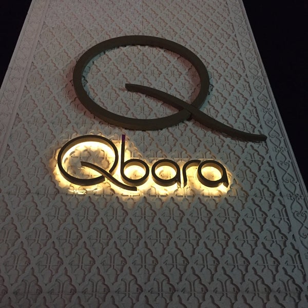 Foto tomada en Qbara Restaurant Lounge &amp; Bar  por 1111 2. el 2/18/2016