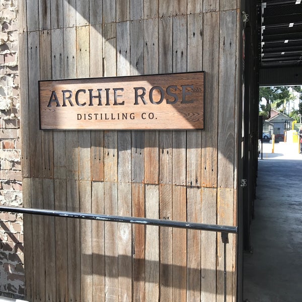 รูปภาพถ่ายที่ Archie Rose Distilling Co. โดย Todd M. เมื่อ 8/19/2017