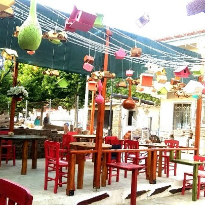 รูปภาพถ่ายที่ GökçeMadaM Sanatevi &amp;Cafe โดย Çağla U. เมื่อ 5/19/2017