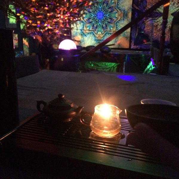 Приятная атмосфера, вкусный чай по китайским церемониям, кальян. Живая индийская музыка.
