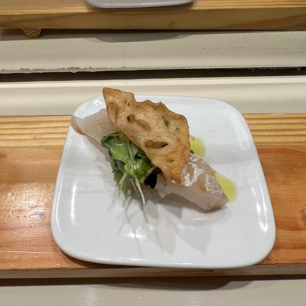 Foto diambil di Sushi of Gari 46 oleh Brice L. pada 8/10/2022