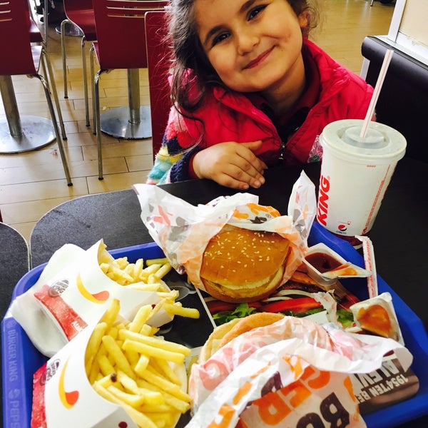 รูปภาพถ่ายที่ Burger King โดย Gülcan Y. เมื่อ 11/10/2016