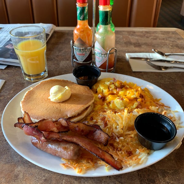 Photo taken at Shari&#39;s Cafe and Pies by Robert A. on 11/24/2019