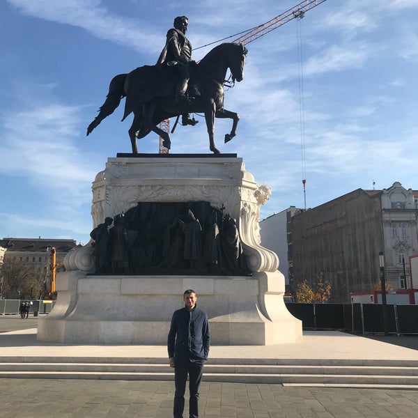 Jozsef Attila Szobor Kossuth Lajos Ter Budapest Budapest