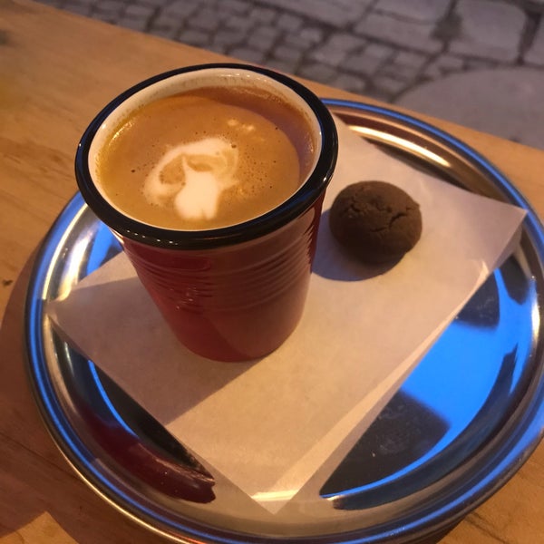 รูปภาพถ่ายที่ Glow Coffee โดย DIDDY เมื่อ 2/9/2019