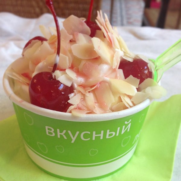 Photo taken at YOGU кафе, натуральный замороженный йогурт by Anastasia F. on 9/10/2013
