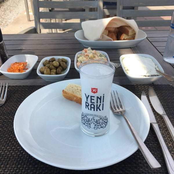 Foto tirada no(a) Denizatı Restaurant &amp; Bar por Mhmt Tolga Y. em 9/9/2018