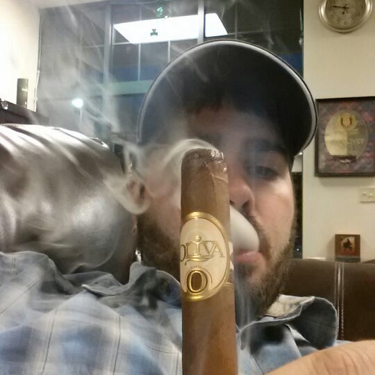 10/13/2012 tarihinde Ralph B.ziyaretçi tarafından Shamrock Custom Luxury Cigar Lounge'de çekilen fotoğraf