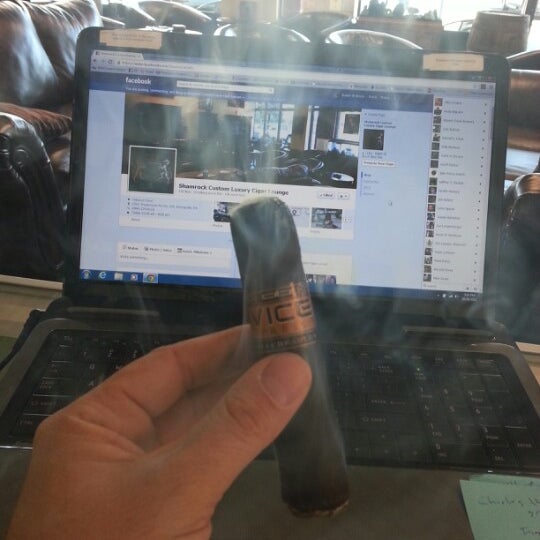 10/16/2012 tarihinde Ralph B.ziyaretçi tarafından Shamrock Custom Luxury Cigar Lounge'de çekilen fotoğraf