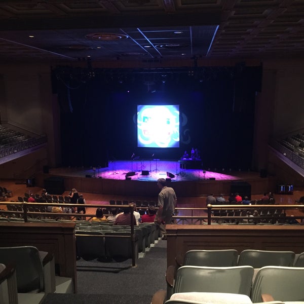 รูปภาพถ่ายที่ Nashville War Memorial Auditorium โดย Matt เมื่อ 9/14/2016