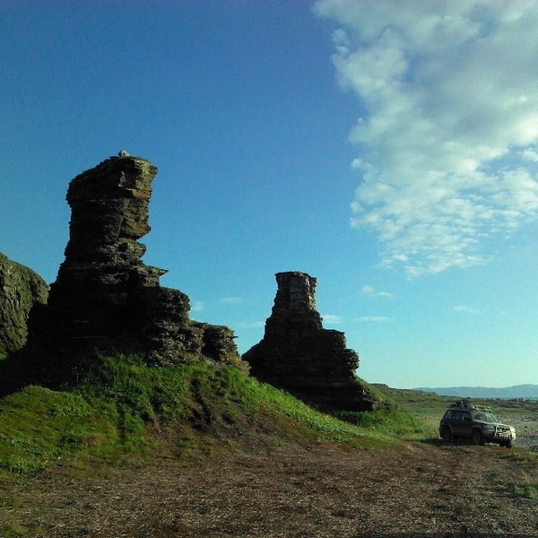 Киев два брата. Кий хорив щек и лыбидь легенда. Кий щек хорив и лыбедь иллюстрации. Кий щек хорив и лыбедь памятник в киеве. Киев два брата.
