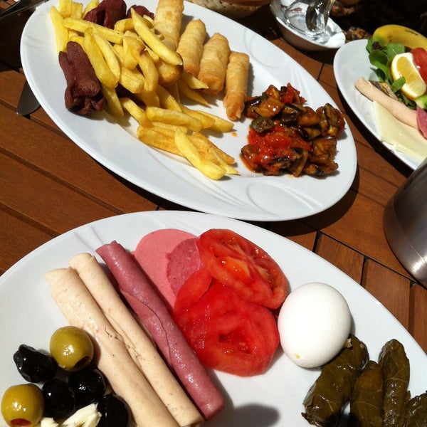 4/13/2013 tarihinde cenk ç.ziyaretçi tarafından Bosphorus Lounge'de çekilen fotoğraf