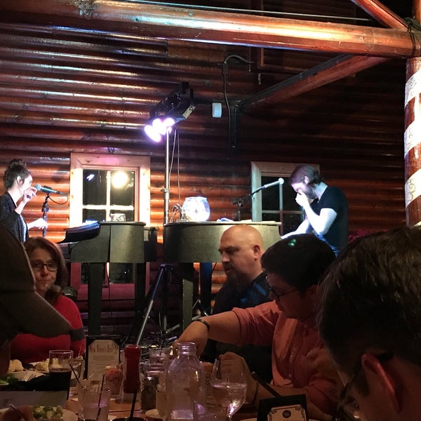 Photo prise au Karl&#39;s Cabin Restaurant &amp; Banquets in Plymouth par Syndee M. le12/16/2017