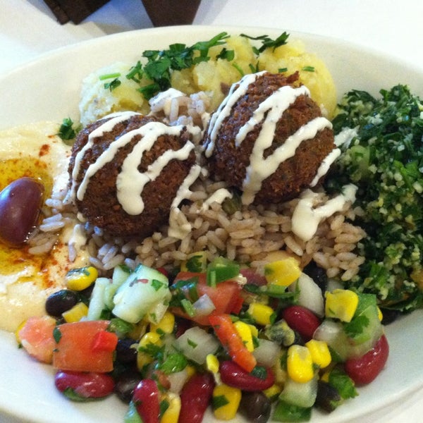 Das Foto wurde bei Mazah Mediterranean Eatery von Diana N. am 8/15/2013 aufgenommen