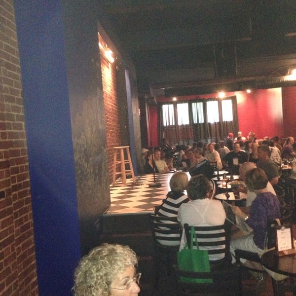 Foto tirada no(a) Goodnight&#39;s Comedy Club &amp; Restaurant por Juan F. em 6/7/2014