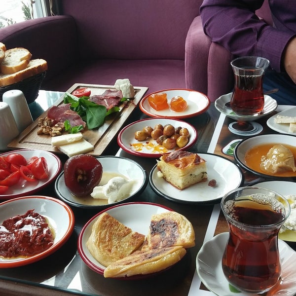 รูปภาพถ่ายที่ Özsüt โดย Nurullah M. เมื่อ 1/15/2018