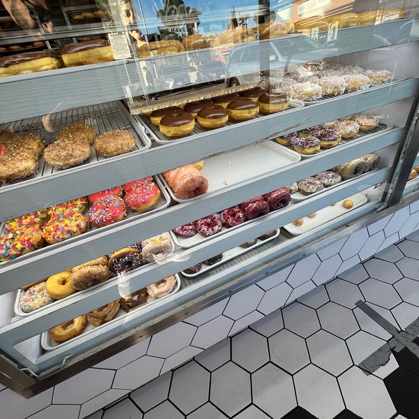 รูปภาพถ่ายที่ SK Donuts &amp; Croissants โดย H .. เมื่อ 1/27/2023