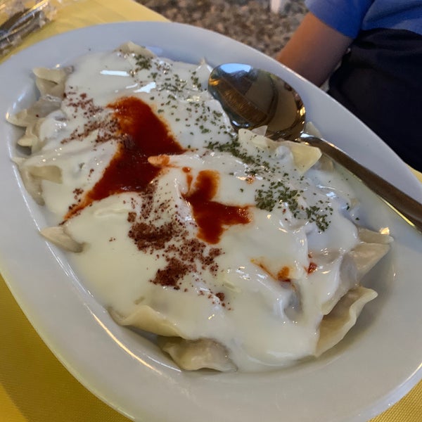 Das Foto wurde bei Sarıhoş Restaurant von Pis Boğazlar am 7/22/2020 aufgenommen