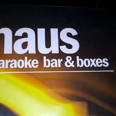Снимок сделан в Haus Karaoke Bar &amp; Boxes пользователем César E. 4/15/2011