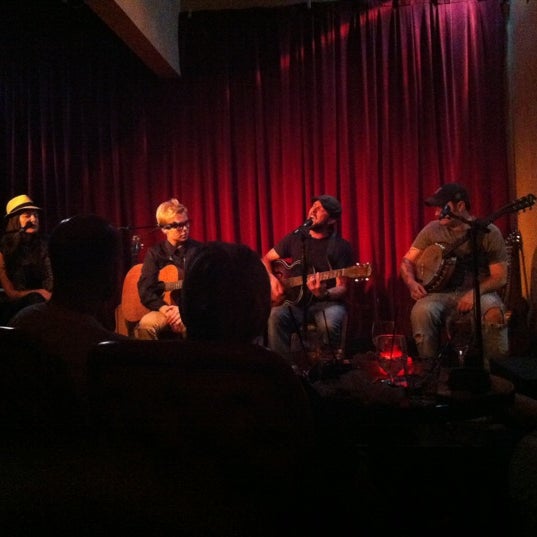 Das Foto wurde bei Room 5 Lounge von Justin am 10/2/2012 aufgenommen