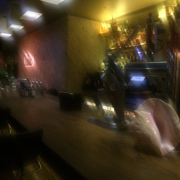 Foto scattata a Oolite Restaurant &amp; Bar da Amy M. il 1/25/2015