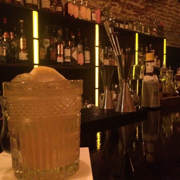 7/18/2016 tarihinde Lesley D.ziyaretçi tarafından Old Fashioned Cocktail &amp; Absinthe Bar'de çekilen fotoğraf
