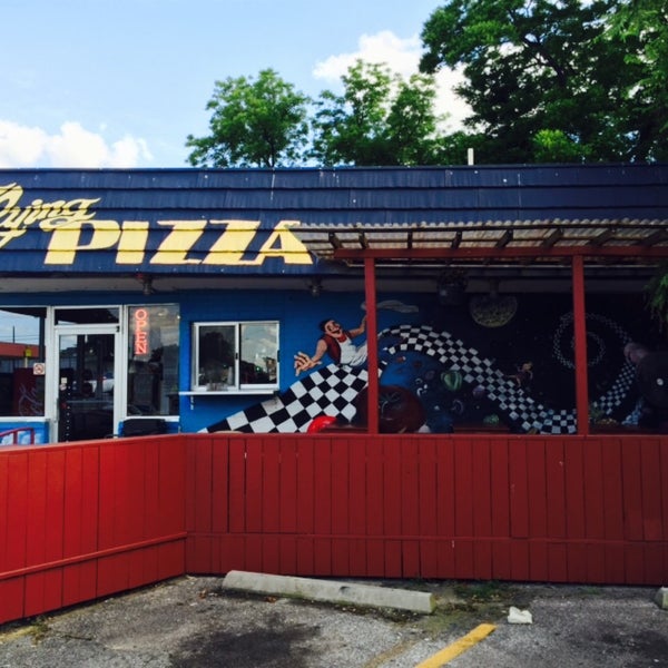 Foto scattata a Southside Flying Pizza da caitlin e. il 6/7/2015