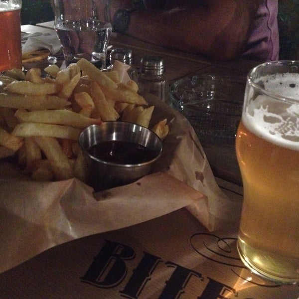 Foto tirada no(a) Bites &amp; Pints Burger &amp; Beer Bar por Arxodia P. em 9/19/2015
