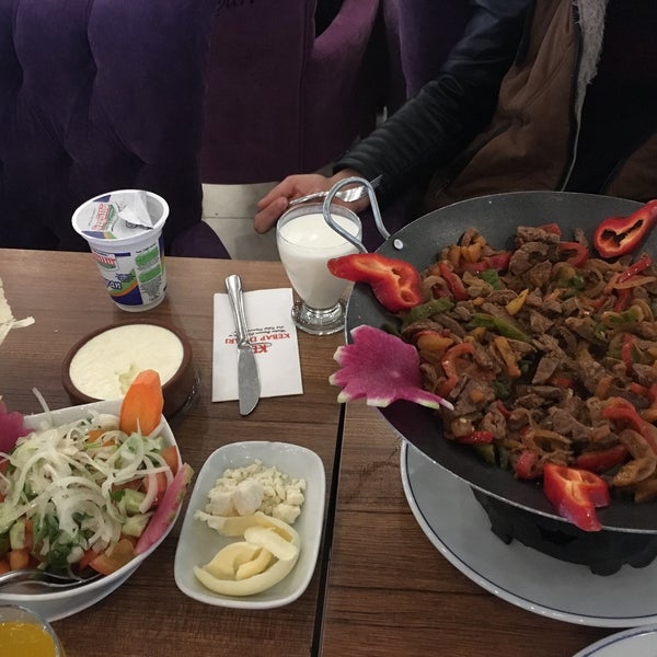 Das Foto wurde bei Kebap Diyarı Restaurant von Saygın Ü. am 2/9/2017 aufgenommen