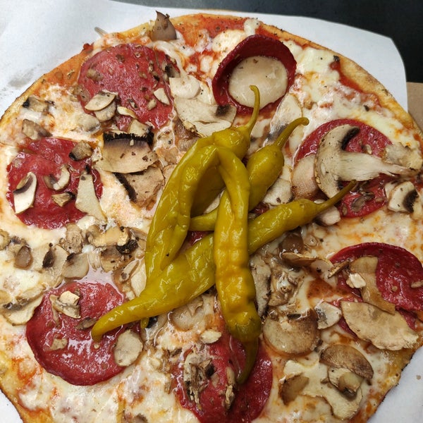 Foto tirada no(a) Pizza Locale por Yasemin E. em 3/31/2022