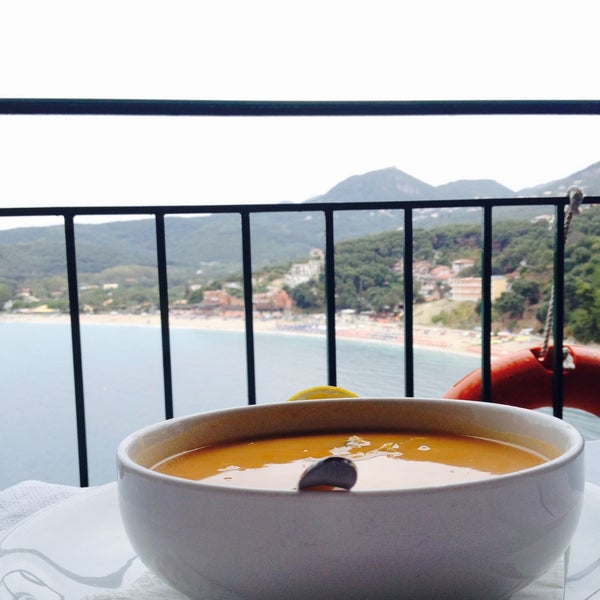 รูปภาพถ่ายที่ Taverna Stefanos Fish &amp; Greek food โดย Monica K. เมื่อ 9/9/2015