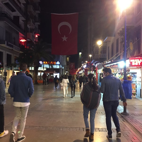 Снимок сделан в Kıbrıs Şehitleri Caddesi пользователем Ali 11/1/2020
