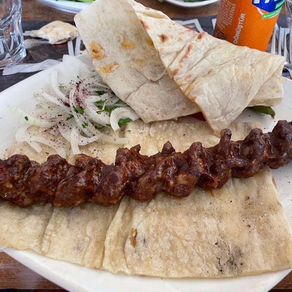 Das Foto wurde bei Topçu Restaurant von Ali am 8/30/2022 aufgenommen