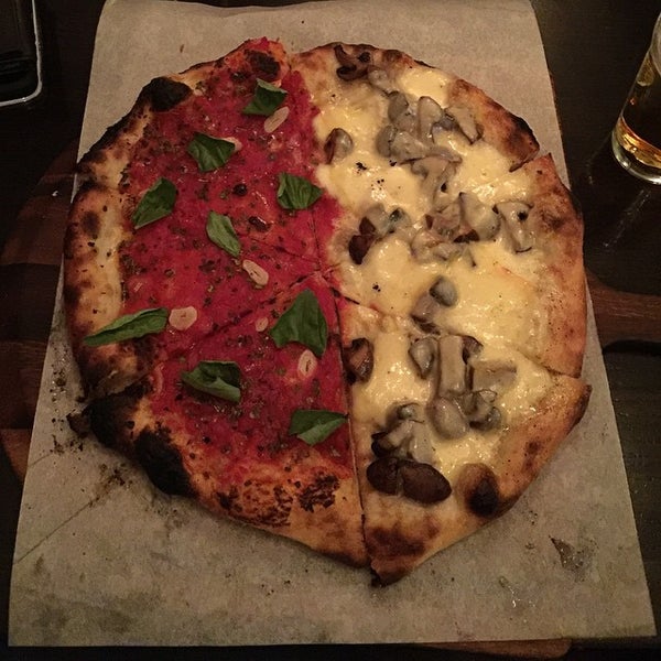Foto diambil di Reilly Craft Pizza oleh Michael B. pada 1/1/2015