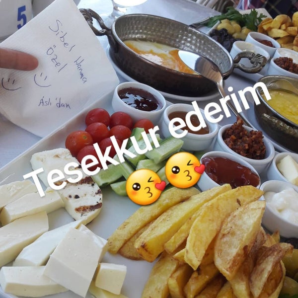 รูปภาพถ่ายที่ İskele Et &amp; Balık Restaurant โดย Slakeleleşşe S. เมื่อ 8/29/2019
