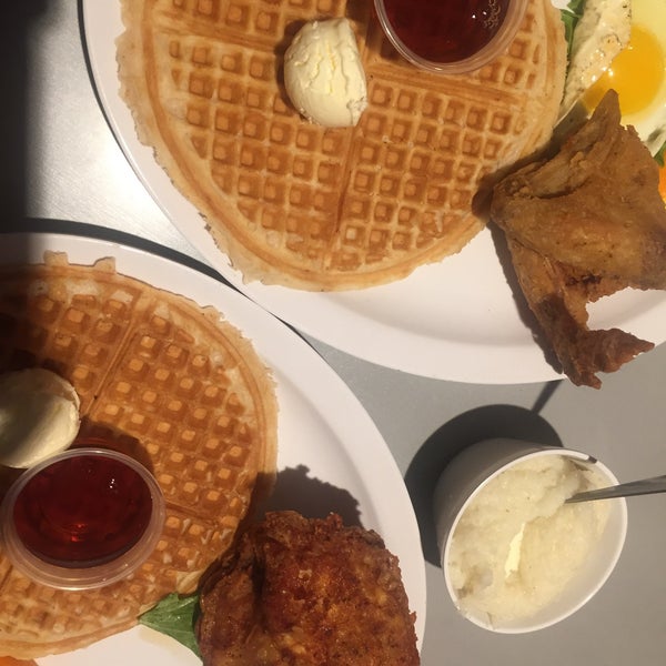 2/4/2017에 Ann Marie A.님이 Home of Chicken and Waffles에서 찍은 사진