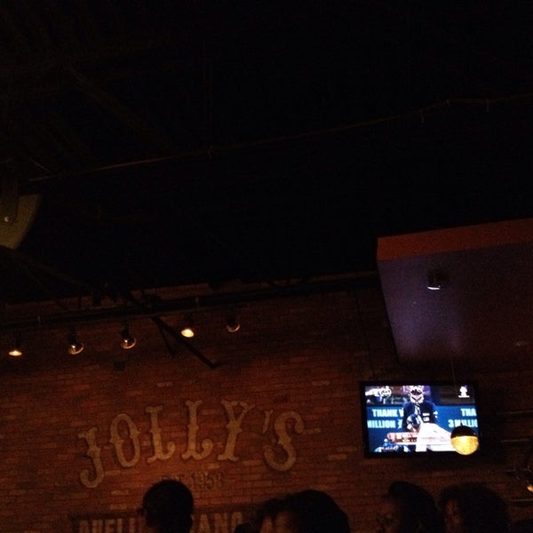 Photo prise au Jolly&#39;s American Beer Bar &amp; Dueling Pianos par Funkylb B. le10/17/2013