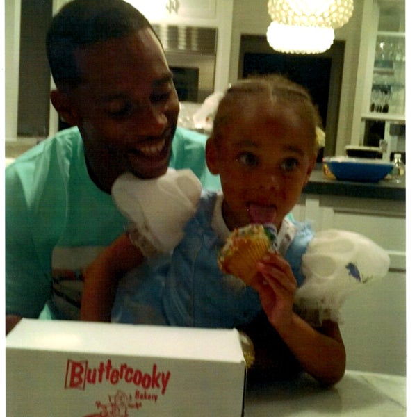 NYGiants Wide Receiver Victor Cruz's game is pretty sweet on and off the field. Here he is sharing a treat from Buttercooky Bakery with his adorable daughter! 