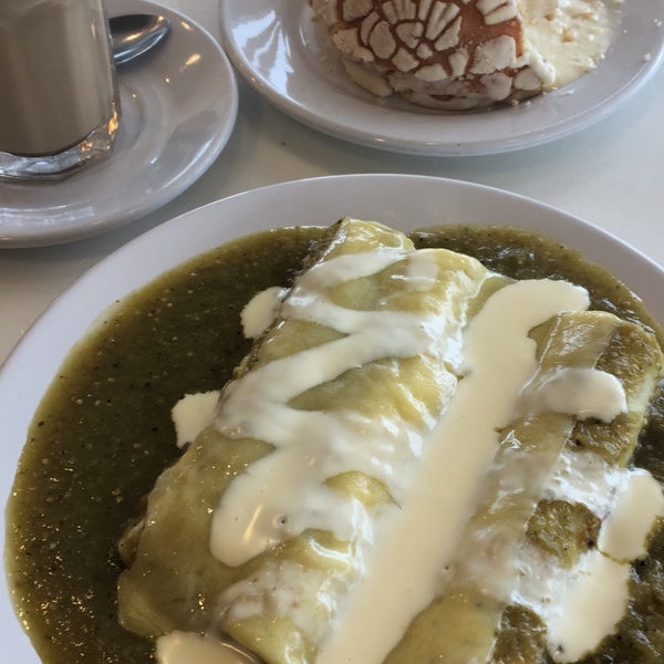 Das Foto wurde bei Gran Café de la Parroquia von Karla K. am 4/20/2018 aufgenommen