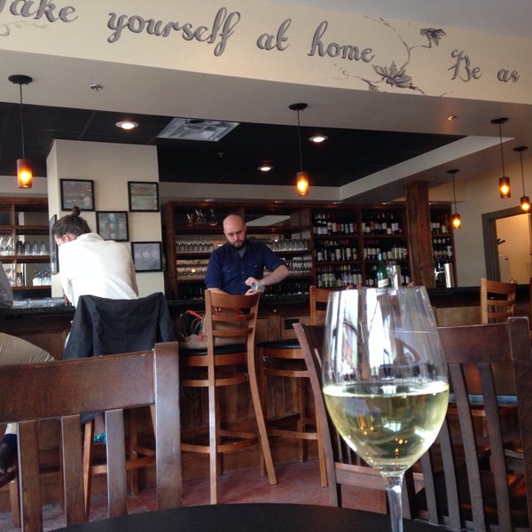5/14/2014 tarihinde Lynn S.ziyaretçi tarafından MJ&#39;s Wine Bar'de çekilen fotoğraf