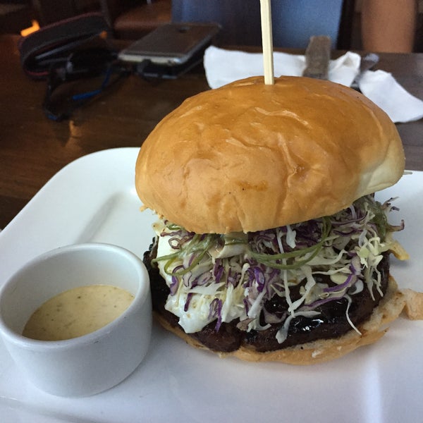 รูปภาพถ่ายที่ Ohana Burger โดย Arlan เมื่อ 9/20/2015