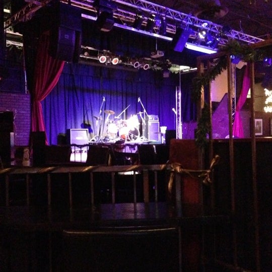 รูปภาพถ่ายที่ M15 Concert Bar &amp; Grill โดย Kris O. เมื่อ 12/17/2012